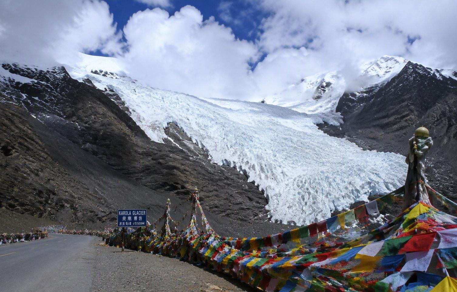 Karola Glacier by the road