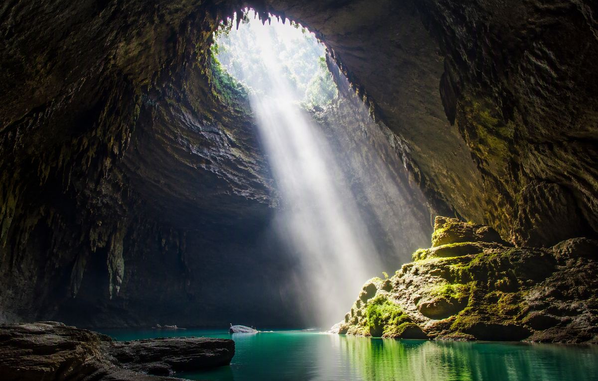 A beam of light inside Jiudongtian